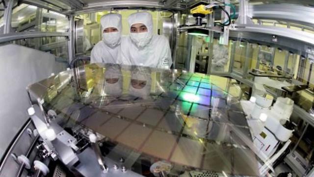 <b>Samsung și LG ar putea lansa telefoane cu ecrane 1080p În prima jumătate a lui 2013</b>După ce HTC și chinezii de la Oppo au prezentat deja terminale cu ecran de 5 inch și rezoluție 1080p, apăruse și un zvon despre un telefon Sony cu un display similar. Evident, noul trend nu putea trece fără a fi adoptat de giganții sud-coreeni...