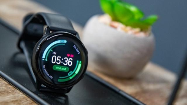 <b>Samsung Galaxy Watch şi Galaxy Watch Active primesc funcţii de la Galaxy Watch3 odată cu actualizarea Tizen 5.5</b>Cu câteva zile în urmă Samsung activa şi în România suportul pentru monitorizarea EKG şi a tensiunii arteriale pe Galaxy Watch Active 2 şi Watch 3. Ei bine încă o actualizare importantă tocmai a sosit pe ceasuri mai vechi din portofoliul companiei sud