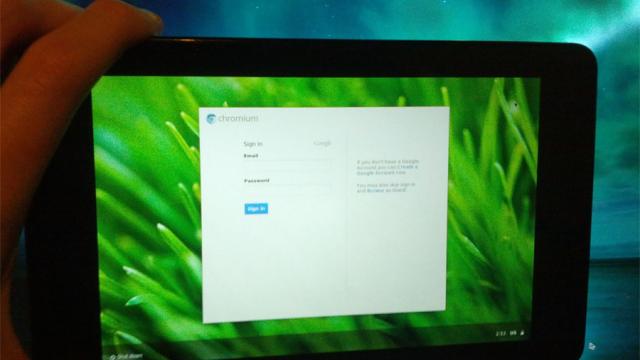 <b>Nexus 7 rulează acum Chromium OS nativ printr-o portare (Video)</b>își mai amintește cineva de ChromeOS, proiectul celor de la Google care implică un sistem de operare bazat pe cloud și gravitând în jurul browserului Chrome? Ei bine, se pare că proiectul încă există, mai ales că avem un Chromebook listat pe...