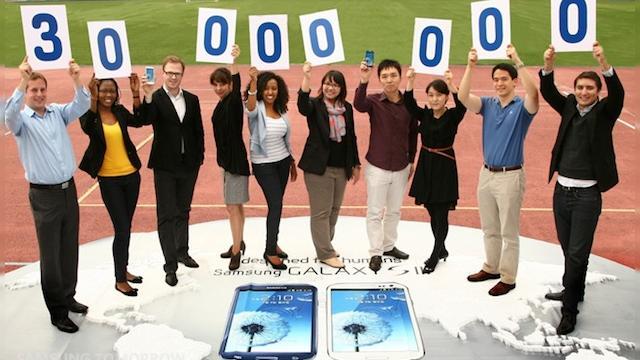 <b>Strategy Analytics: Samsung Galaxy S III - cel mai vândut smartphone În TIII 2012</b>Samsung a reușit să dea lovitura cu Galaxy S III, dacă am folosi jargonul jurnalistic autohton. Strategy Analytics a emis o previziune cu legătură la vânzările de telefoane din penultimul trimestru al lui 2012.&nbsp; &nbsp; Samsung Galaxy S III a...