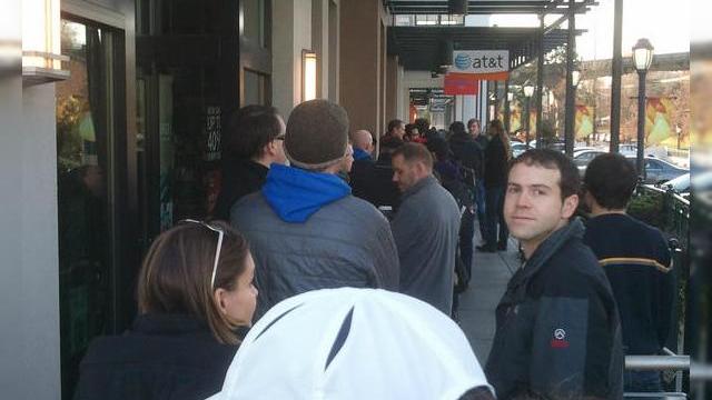 <b>Nokia Lumia 920 are parte de cozi În fața magazinelor AT&T; Foarte puține unități pe stoc!</b>Imaginile din acest articol ne prezintă cozile de la magazinele AT&T cu ocazia lansării telefoanelor Nokia Lumia 920. îmi amintesc că atunci când Nokia Lumia 800 s-a lansat în China, el a fost întâmpinat cu un entuziasm similar, deci nu mă miră...