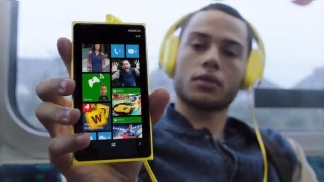 <b>Noua reclamă la Windows Phone de la Microsoft seamănă cu cea pentru Galaxy Nexus de anul trecut (Video)</b>Deși Microsoft investește sute de milioane de dolari în promovarea lui Windows Phone, mulți aruncați în direcția celor de la Nokia, se pare că reclamele lor nu sunt tocmai strălucite. Avem și exemplul clipului de mai jos, care seamănă cam prea...