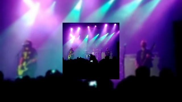<b>Iată cum filmează Nokia Lumia 920 la concerte: captura audio de excepție! (Video)</b>Am încercat cu toții să filmăm cu smartphone-ul la concertele preferate și în ciuda faptului că tehnologia a evoluat și putem avea în buzunare un Galaxy S III sau iPhone 5, unele telefoane moderne nu se descurcă prea bine cu captura video/audio...