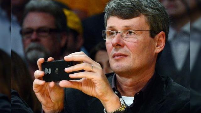 <b>Telefoane BlackBerry 10 În acțiune la un meci NBA, În mâna CEO-ului RIM</b>Se pare că Thorstein Heins, CEO Research in Motion e fan NBA, de vreme ce a fost surprins la un meci de baschet și nu oricum, ci cu un telefon BlackBerry de nouă generație în mână. însoțit de senior vicepreședintele RIM Andrew Bocking, care...