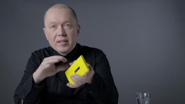 <b>Nokia Lumia 920 are parte deja de 2.5 milioane de unități comandate; Designerul sau vorbește despre ideea acestui telefon (Video)</b>E întotdeauna plăcut să îl asculți pe un om care știe ce zice și care se dedica produsului pe care l-a creat. De acea vă recomand cu căldură să priviți clipul de mai jos, în care îl vedeți pe Marko Ahtisaari, designerul lui Nokia Lumia 920,...