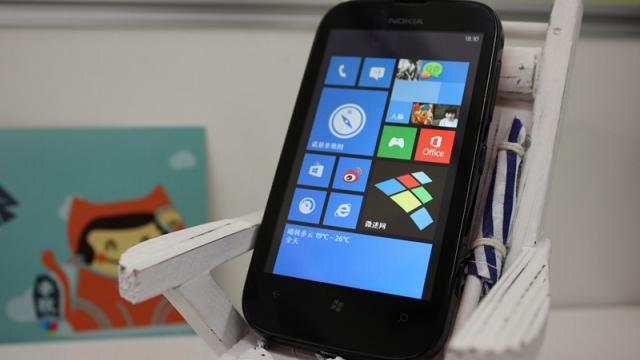 <b>Funcțiile lui Windows Phone 7.8 În sfârșit dezvăluite; Iată ce veți primi pe Lumia 800 și 900!</b>E bizar că deși Windows Phone 8 a fost lansat deja de săptămâni bune, împreună cu promisiunea că utilizatorii WP 7.5 Mango vor primi pe unele terminale actualizarea WP 7.8 drept consolare, nu știm exact ce funcții aduce acest update. Dacă...