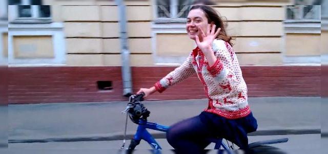 <b>Cum funcționează stabilizarea video de pe Nokia Lumia 920 Într-un clip ce reface condițiile falsului de acum două luni</b>O reclamă falsă la Nokia Lumia 920 a umbrit lansarea telefonului de la începutul lui septembrie 2012. Era vorba de un clip în care un tip își filma prietena care merge pe bicicletă. La editare le-a scăpat un detaliu important, se reflectă mașina...