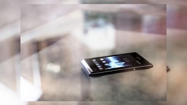 <b>Sony Xperia E - single și dual-sim cu Android În categoria entry-level</b>Sony lansează un nou smartphone cu Android, Xperia E vine atât în versiune cu un singur sim cât și dual-sim. Se poziționează în categoria entry-level. Intră pe piață din primul trimestru al anului viitor. Vor fi mai multe variante de culoare:...