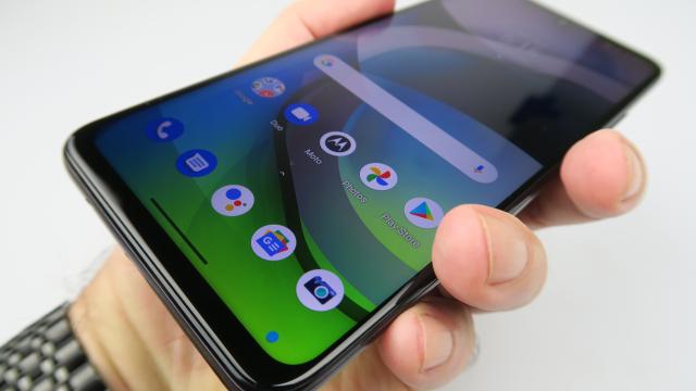 <b>Motorola Moto G 5G: Hardware de Moto G 5G Plus ceva mai Light</b>Motorola Moto G 5G are destul de multe în comun cu Moto G 5G Plus, dacă ne uităm la diagonală, baterie, camera principală spre exemplu. Are totuşi unele compromisuri, care îl duc la un preţ mai mic. Păstrează corpul din plastic şi vine cu un ecran IPS LCD