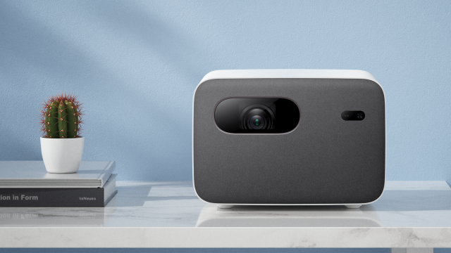 <b>Xiaomi lansează global proiectorul video Mi Smart Projector 2 Pro cu rezoluție Full HD și proiecție pe diagonale de până la 120 inch</b>Pe lângă numeroasele telefoane pe care le-a lansat astăzi, Xiaomi a anunțat și debutul proiectorului video Mi Smart Projector 2 Pro - model destinat pieței globale și disponibil deja în China sub denumirea