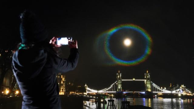 <b>OnePlus 9 fotografiază primul curcubeu nocturn (Moonbow), fenomen cosmic rar; Culorile sunt scoase în evidență cu tehnologia Hasselblad</b>OnePlus ne oferea un teaser cu câteva zile în urmă cu privire la un eveniment cosmic rar, ce avea să se desfăşoare pe 30 martie. Ei bine azi aflăm că a fost vorba despre un curcubeu nocturn, un aşa numit Moonbow