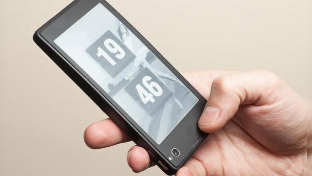 <b>Rușii de la Yota Devices pregătesc un telefon dual display, cu LCD și E Ink pentru 2013 (Video)</b>De obicei când asociem Rusia și telefoane mobile în aceeași frază ne gândim la modele dual SIM lansate local sau vreun telefon din aur. Ei bine acum avem de-a face cu o inovație tehnologică&nbsp;provenind chiar de la ruși, prin compania Yota...