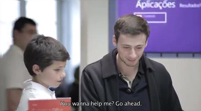 <b>Un copil de 11 ani te Învață să folosești Windows 8: o metodă drăguță de promovare (Video)</b>în această lume în care Samsung, Apple, Microsoft și Nokia nu se tem să scoată toate armele în lupta cu rivalii, e drăguț să vezi și o reclamă care nu e pe bază de "it doesn't take a genius to...". E vorba despre clipul de mai jos, o...