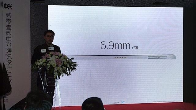 <b>ZTE Grand S, un nou campion al grosimii smartphone-urilor, cu doar 6.9 mm În talie și camera de 13 MP</b>E drept că ZTE Grand S nu e cel mai subțire telefon din lume, dar scăzând sub 7 mm în grosime e printre cele mai slim terminale ale momentului. Despre acest device am mai scris și iată-l acum din nou subiect de știri, cu câteva detalii...