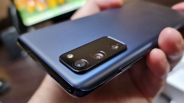 <b>Turul Magazinelor #885: Laptop gaming cu RTX 2060, Galaxy S20 FE 5G resigilat, accesorii Apple originale la ofertă</b>În general începeam Turul Magazinelor cu o anecdotă meteorologică, legată de marţi 13, ceasuri rele sau bune marţi, cumpărături de valentine's Day şi Paşte. Azi e miercuri, a venit momentul Turului Magazinelor din nou şi tot ce vă pot spune e că... vremea