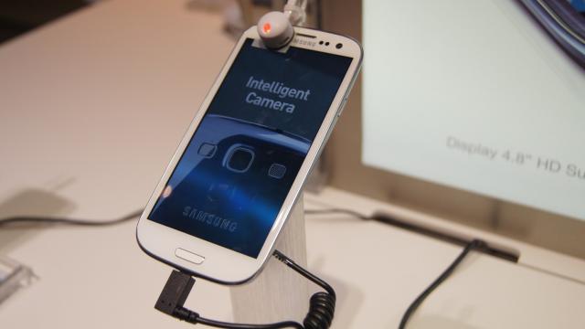 <b>Samsung lucrează la un update de firmware ce va rezolva bugul ce duce la moartea subită a unor modele Galaxy S III</b>Samsung Galaxy S III a fost cel mai bine vândut smartphone cu Android din 2012 și are un cuvânt greu de spus și la începutul lui 2013. Pe piață sunt zeci de milioane de unități și se pare că o parte dintre cei care au achiziționat...