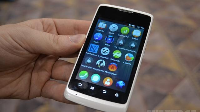 <b>CES 2013: Mozilla prezintă Firefox OS În acțiune, vine pe piețele emergente peste câteva luni (Video)</b>și Mozilla se afla la CES 2013 pentru a prezenta un produs interesant, sistemul mobil de operare Firefox, pe care îl vedeți în acțiune mai jos pe un prototip. OS-ul a evoluat destul de mult de la stadiul Boot to Gecko, pe care l-am văzut la MWC 2012...