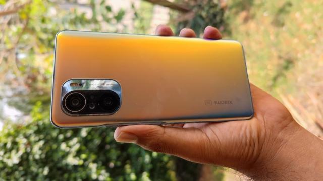<b>Xiaomi Mi 11X debutează pe 23 aprilie cu procesor Snapdragon 870; Apar noi fotografii hands on</b>Xiaomi continuă să extindă seria Mi 11 cu noi modele, chiar şi după debutul lui Mi 11 Ultra, Mi 11 Pro şi Mi 11 Lite. Ei bine acum urmează la rând Xiaomi Mi 11X şi Mi 11X Pro, care vin pe 23 aprilie, pentru început