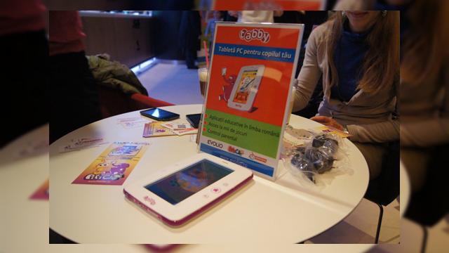<b>Evolio Tabby - tabletă pentru cei mici cu design pe măsură, primele impresii (video)</b>TeleVoice a lansat prima tabletă concepută special pentru cei mici. Se numește Evolio Tabby și tocmai ce a fost prezentat în cadrul unui eveniment ce a avut loc în cafeneaua Eye-Fi din Băneasa Shopping City. Prețul lui Evolio Tabby va fi de...