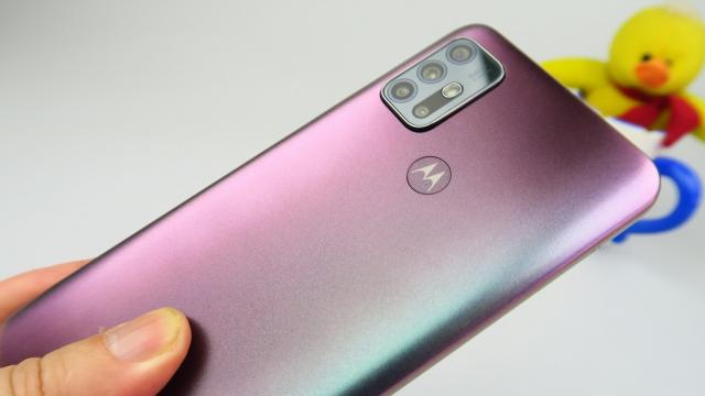 <b>Turul Magazinelor #896: Moto G30 la cel mai bun preţ, camere supraveghere, GoPro 9 şi irigator oral la ofertă</b>Săptămâna viitoare pe vremea ăsta începe mini vacanţă să concediul după caz, pentru că mă gândesc că mai toată lumea pleacă în vacanţă încă din Vinerea Mare. Până atunci tragem nişte aer curat (sau cu mult polen după caz) în piept şi vedem ce reduceri
