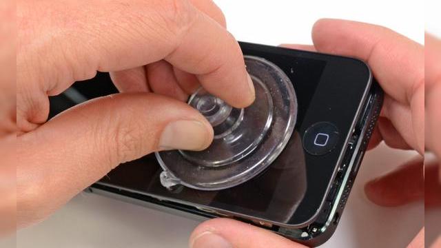 <b>Apple comandă cu 50% mai puține ecrane de iPhone 5, a scăzut cererea pentru telefon?</b>Cei de la Wall Street Journal afirmă&nbsp;că Apple s-ar confrunta cu o cerere scăzută pentru iPhone 5, motiv pentru care au redus cu 50% comenzile de ecrane pentru acest device. Publicația citează persoane apropiate de situație, care afirmă că...