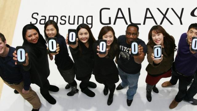 <b>Seria Samsung Galaxy S depaseste 100 de milioane de modele vândute</b>Samsung Electronics a anunțat triumfător că seria sa de telefoane flagship Galaxy S a trecut bariera de 100 de milioane de unități vândute și asta în doar 2 ani și 7 luni după debutul primului model în luna mai a anului 2010. Samsung Galaxy S...