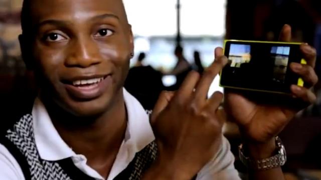 <b>Nokia prezintă campania de promovare Lumia "It's time to Switch"; Ne arată degetul mijlociu din greșeală (Video)</b>Nokia făcea reclame mai îndrăznețe la produsele sale în trecut, dar nici acest clip promoțional de mai jos nu e rău deloc. Accentul se pune pe funcțiile care scot modelele Lumia în evidență, precum încărcarea wireless, designul colorat sau...