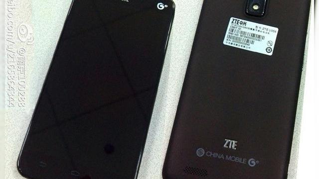 <b>ZTE U956 fotografiat, vine cu ecran HD de 5 inch, procesor quad core</b>în ultima vreme avem o abundență de terminale mobile din China, toate cu dotări destul de bune și probabil și prețuri mici. E vorba de modele Huawei, ZTE sau Lenovo, iar astăzi vedem un nou astfel de handset. Terminalul din imaginea de mai jos...