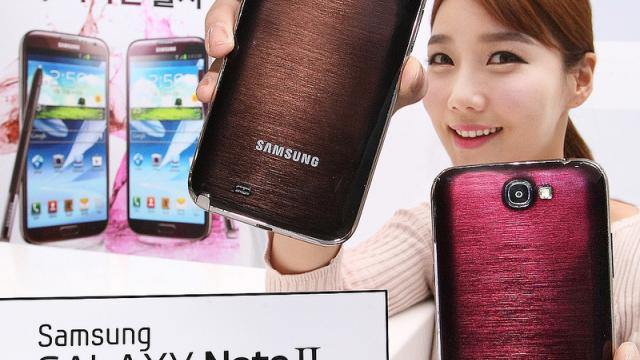 <b>Samsung Galaxy Note II lansat În două noi culori: maroniu ambra și rubiniu</b>Samsung tocmai a anunțat două noi nuanțe de culoare pentru phabletul Galaxy Note II, disponibil și în maroniu ambra și rubiniu. Vă reamintesc că acest device a fost lansat la finalul verii trecute la IFA 2012, în două nuanțe: alb ceramic și...