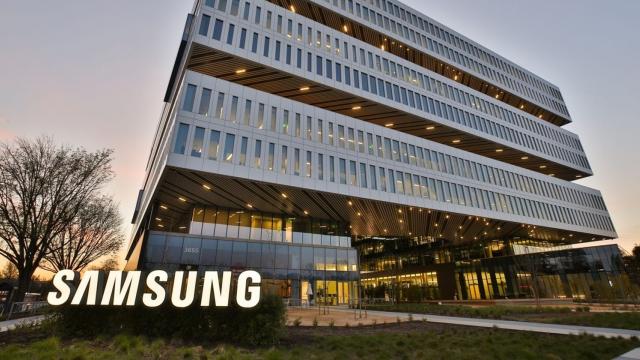 <b>Samsung a livrat 76.5 milioane de smartphone-uri la nivel global în trimestrul întâi din 2021; Avem rezultatele financiare pe T1 2021</b>Samsung a făcut astăzi publice rezultatele sale financiare pe primul trimestru din 2021, cele finale. Aflăm că firma sud coreeană a revenit la şefia clasamentului pieţei smartphone, după ce fusese depăşită de Apple la final de 2020. Samsung a livrat 76.5