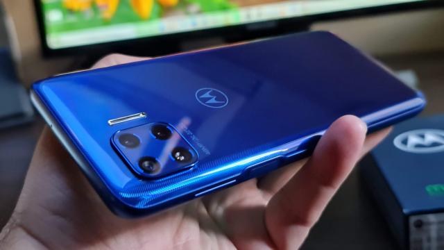<b>Motorola Moto G 5G Plus: Hardware bine calibrat la suma plătită</b>Motorola Moto G 5G Plus vine cu un hardware tipic de telefon super high midrange din 2020, doar că tăind pe ici, pe colo pentru a obţine un preţ mai bun. Pentru început are ecran IPS LCD, dar atenţie şi la tehnologia LTPS de la bord. Măsoară 6.7 inch în..