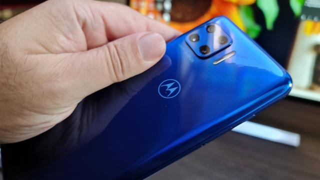 <b>Motorola Moto G 5G Plus: Baterie mare, autonomie bunicică pentru un Motorola</b>Cred că ar trebui să vedem o baterie de 5000 mAh pe toate telefoanele 5G, dacă avem pretenţia la o autonomie serioasă. Motorola Moto G 5G Plus a bifat acest capitol şi ne aduce o unitate Li-Po cu încărcare la 20W. Acum dacă ar fi să fiu cârcotaş, aş cere