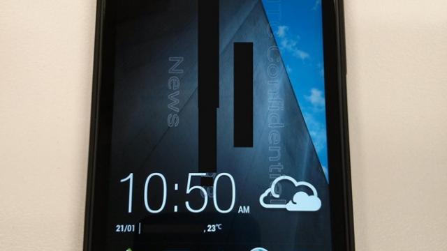 <b>Prima imagine hands on cu HTC M7 Își face apariția: iată flagshipul HTC pentru MWC 2013!</b>După numeroase speculații, zvonuri și o scăpare de web de randare a acestui terminal, iată că HTC M7 își face apariția în sfârșit sub forma unei fotografii hands on. Se remarcă din start asemănarea sa cu randarea pe care v-am prezentat-o...
