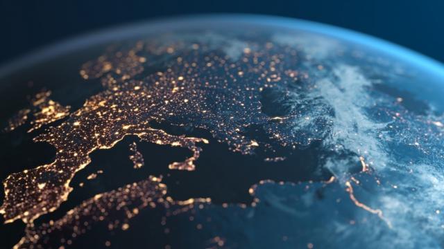 <b>Microsoft promite că datele generate în UE vor fi stocate tot în UE, în urma apelurilor Europei</b>Uniunea Europeană s-a pus de câţiva ani cu tunurile pe giganţii tech din SUA, pe teme precum privacy, plata taxelor, stocarea datelor utilizatorilor şi tracking. Unul dintre subiecte este abordat de Microsoft, care ne informează că şi-a luat angajamentul