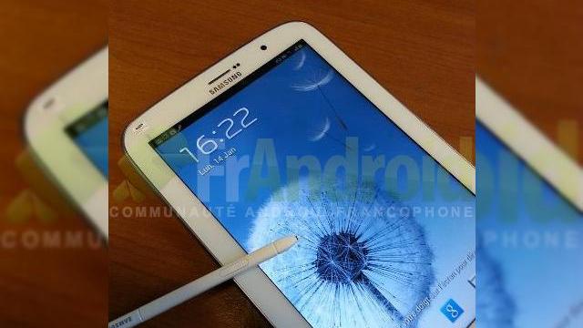 <b>Noi imagini cu Samsung Galaxy Note 8.0 și câteva noi informații</b>Despre Samsung Galaxy Note 8.0 s-a vorbit mult în ultima vreme și au existat și scăpări de imagini și clipuri video hands on cu acest device. La un moment dat chiar șeful secțiunii mobile de la Samsung, J.K. Shin a confirmat existența acestui...