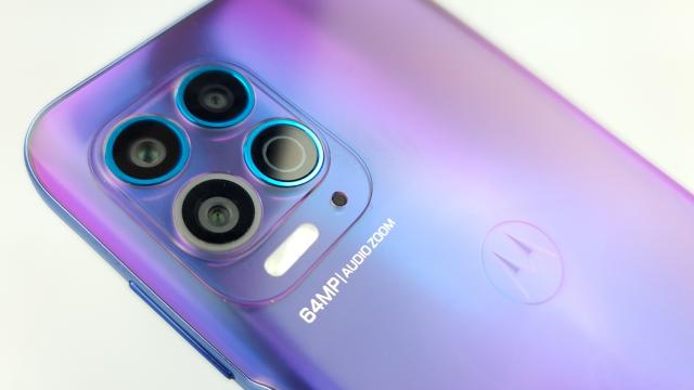 <b>Motorola Moto G100: Camera ultrawide/Macro e memorabilă, camera principală e pragmatică</b>Motorola Moto G100 are cel mai puternic procesor dintre toate telefoanele Moto de pe piaţă, dar lasă pe Motorola Edge+ "povara" celor mai puternice camere. El optează pentru un senzor principal de 64 MP, cu deschidere F/1.7, PDAF şi focalizare laser