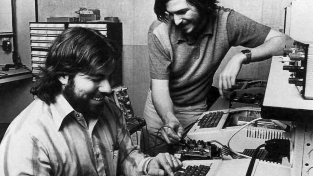 <b>Steve Wozniak, co-fondator Apple consideră scenariul filmului jOBS "o porcărie"</b>Povestea companiei Apple a început într-un garaj, cu Steve Wozniak și Steve Jobs, iar acesta din urmă a ajuns subiect de film, fiind interpretat de către actorul Ashton Kutcher. Filmul se numește jOBS, va debuta în aprilie și v-am vorbit deja de...