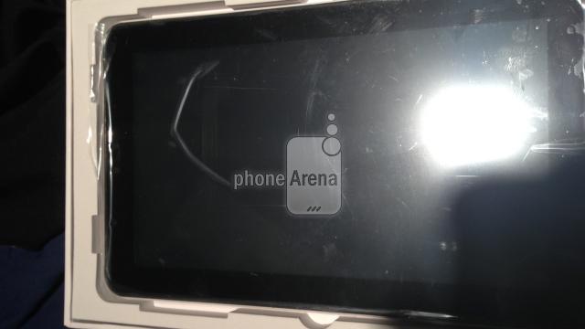 <b>Samsung Galaxy Tab 3 fotografiat, prezentat În cutia sa; Iată și câteva noi versiuni/nume de cod!</b>După ce am aflat în weekend că Samsung a decis să renunțe la Galaxy Tab 3 7.0 în favoarea unui model de 7 inch, astăzi avem și două imagini cu nouă generație de tablete Samsung. E vorba despre Galaxy Tab 3 și deși nu se indica prea clar...