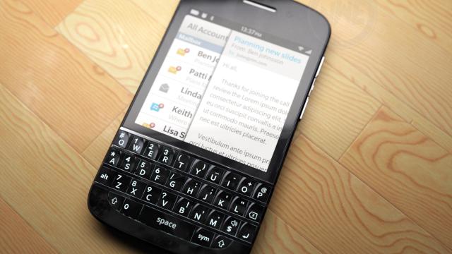 <b>BlackBerry X10 Își face apariția Într-o serie de randari bine realizate</b>După ce ne-am intoxicat cu o avalanșă de informații și știri despre BlackBerry Z10, ei bine iată că aflăm câte ceva și despre "colegul" său de lansare, BlackBerry X10. Acest terminal a fost ușor neglijat în ultima vreme, deși face parte din...