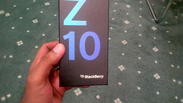 <b>Iată cutia și ambalajul lui BlackBerry Z10; Ar putea fi pus În vânzare chiar de azi, prin Vodafone!</b>Se pare că am putea avea o surpriză astăzi, odată cu lansarea lui BlackBerry 10 OS. Aceasta se desfășoară la New York la ora 17.00 și acum au apărut zvonuri că Vodafone ar putea comercializa telefonul BlackBerry Z10, cu noul OS la bord, chiar de...