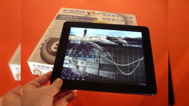 <b>E-Boda Supreme IPS Dual Core X200 unboxing: o surpriză plăcută Într-o cutie de... pizza (Video)</b>Tableta E-Boda Supreme IPS Dual Core X200 ne-a sosit într-o cutie plată și lată care amintește ușor de o cutie de pizza, acest aspect fiind amintit și în video-ul de mai jos. Nu lăsați totuși că acest aspect să vă distragă de la faptul că...