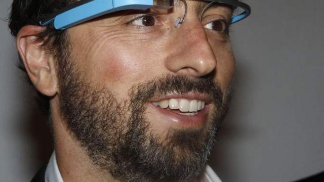 <b>Headsetul Google Glass analizat de FCC pentru un produs final; Vine cu tehnologie audio revoluționara!</b>Google lucrează de ceva vreme la perechea de ochelari "SF" Google Project Glass și au avut parte deja de demo-uri detaliate, atât la I/O 2012, cât și la diferite talk show-uri. Se pare că acum una dintre versiunile noului headset a ajuns și la FCC,...