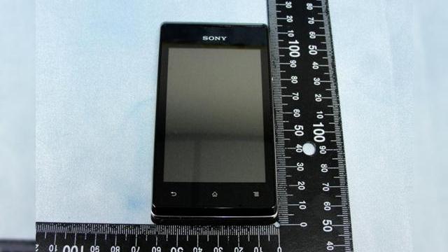 <b>Sony Xperia E ajunge la FCC, smartphone de buget disecat și analizat</b>Sony Xperia E e un telefon entry level care și-a făcut recent apariția la FCC, autoritatea americană care se ocupă cu testarea terminalelor mobile și aprobarea lor pentru vânzare. Astăzi vedem acest handset disecat și analizat de această...