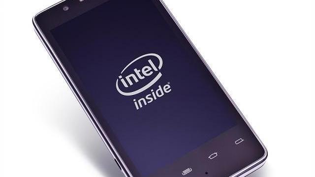 <b>Intel va veni la MWC 2013 cu un nou CPU pentru telefoane, unul dual core</b>După ce furnizat procesoare single core pentru terminale produse de Motorola, Lenovo și ZTE, Intel va aduce la MWC 2013 un nou CPU, de această dată unul dual core. El este destinat tot terminalelor mobile și face parte tot din seria Intel Atom....