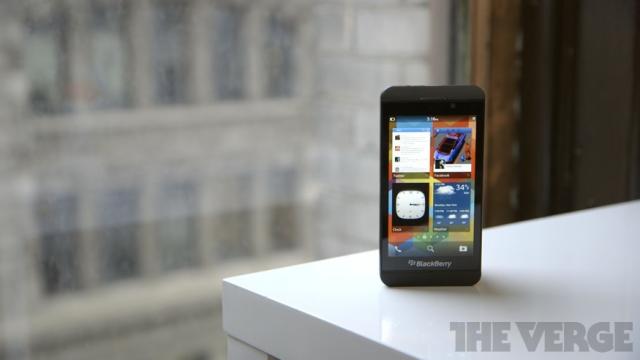 <b>BlackBerry Z10 În primele review-uri: experiență nouă dar plăcută, performanță bună, probleme cu bateria</b>Ca de obicei în cazul unui produs proaspăt lansat, până să punem noi mâna pe el, o fac mai marii Internetului, pe zona tech cel puțin. Astfel, după ce în urmă cu câteva zile a fost lansat BlackBerry 10 OS și telefonul flagship cu această...
