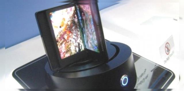 <b>Samsung Galaxy Q, telefon cu ecran flexibil ar putea sosi la MWC 2013</b>Se pare că deși Samsung Galaxy S IV va lipsi de la MWC 2013, vom avea un alt terminal Samsung care să ne încânte privirile. E vorba despre Samsung Galaxy Q, un smartphone dual display, în legătură cu care producătorul sud-coreean ne-a oferit...