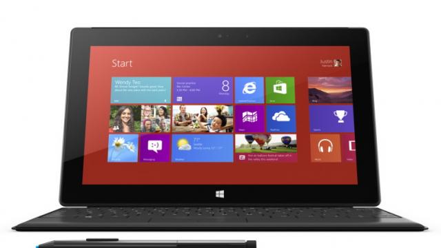 <b>Microsoft Surface Windows 8 Pro lansat oficial, disponibil acum de la 899 dolari</b>Tableta Microsoft Surface Windows 8 Pro a fost lansată oficial cu doar ore în urmă, după o serie de review-uri negative ale terminalului cu procesor Core i5. Aceasta este versiunea Windows 8 Pro a lui Surface, adică un terminal mai puternic și mai...