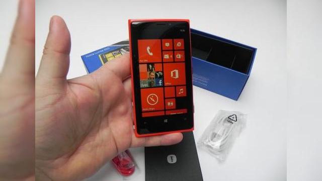 <b>Nokia Lumia 920 unboxing: scoatem din cutie cel mai interesant și atractiv model Windows Phone 8 (Video)</b>Dacă HTC 8X este cel mai arătos model Windows Phone 8, atunci Nokia Lumia 920 e cel mai interesant și atractiv model WP8, prin prisma camerei PureView de la bordul său și a câtorva tehnologii pe care le incorporeaza. Am primit acest terminal în...