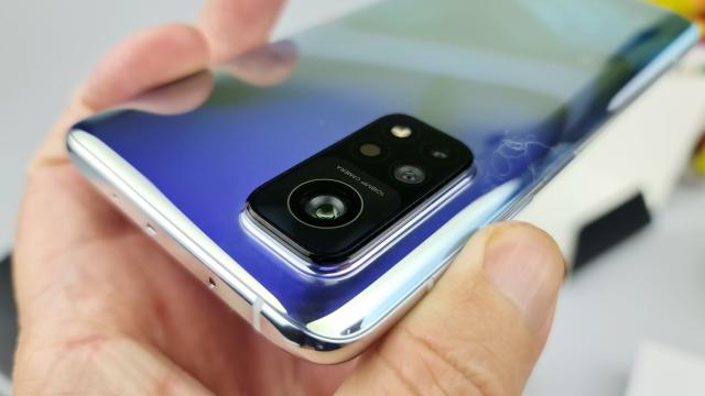 <b>Turul Magazinelor #919: Telefon 5G sub 1000 lei, Xiaomi Mi 10T Pro cu brăţară cadou, tastatură mecanică gaming ieftină</b>Dacă e joi, apare încă o colecţie de reduceri care să ne umple pauzele de scrolling pe telefon. Am ajuns la episodul #919 din Turul Magazinelor, care include telefoane la oferta, camere de supraveghere, dar şi jocuri video şi o tastatură mecanică