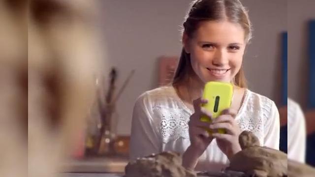 <b>Un nou telefon Lumia foarte subțire Își face apariția Într-o reclamă olandeză (Video)</b>Nokia pare a fi uitat robinetul de scurgeri de informații deschis, astfel că după ce am văzut un posibil design de tableta Lumia cu câteva zile în urmă, provenit din Pakistan, astăzi ne vine din Olanda un nou telefon Lumia. Misteriosul device a...